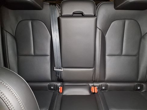 Used 2025 Volvo XC40 B5 Plus image 11