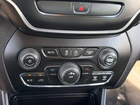 Used 2019 Jeep Cherokee Latitude w/ Popular Appearance Group FWD image 30