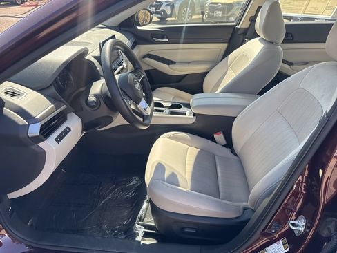 Used 2024 Nissan Altima 2.5 SV FWD image 12
