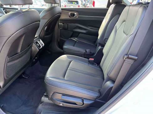 Used 2023 Kia Sorento EX w/ Panoramic Sunroof Package FWD image 6