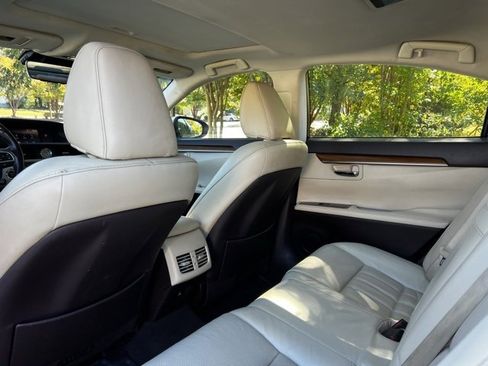 Used 2017 Lexus ES 300h w/ Luxury Package image 19