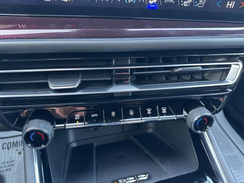 Used 2024 Chevrolet Traverse RS image 71