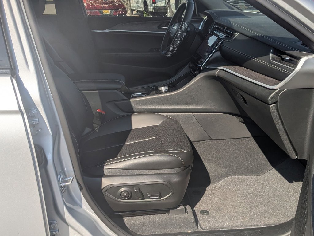 Used 2025 Jeep Grand Cherokee Limited w/ Luxury Tech Group II AWD/4WD image 33