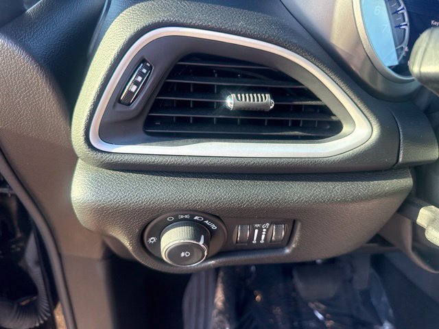 Used 2025 Chrysler Pacifica Select FWD image 16