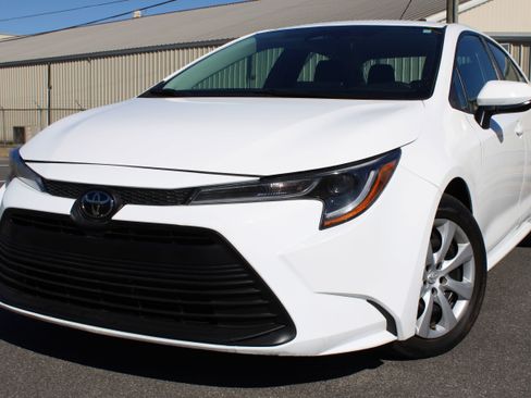 Used 2025 Toyota Corolla LE image 1