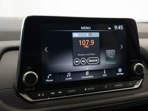 Used 2025 Nissan Rogue SV w/ SV Premium Package image 4