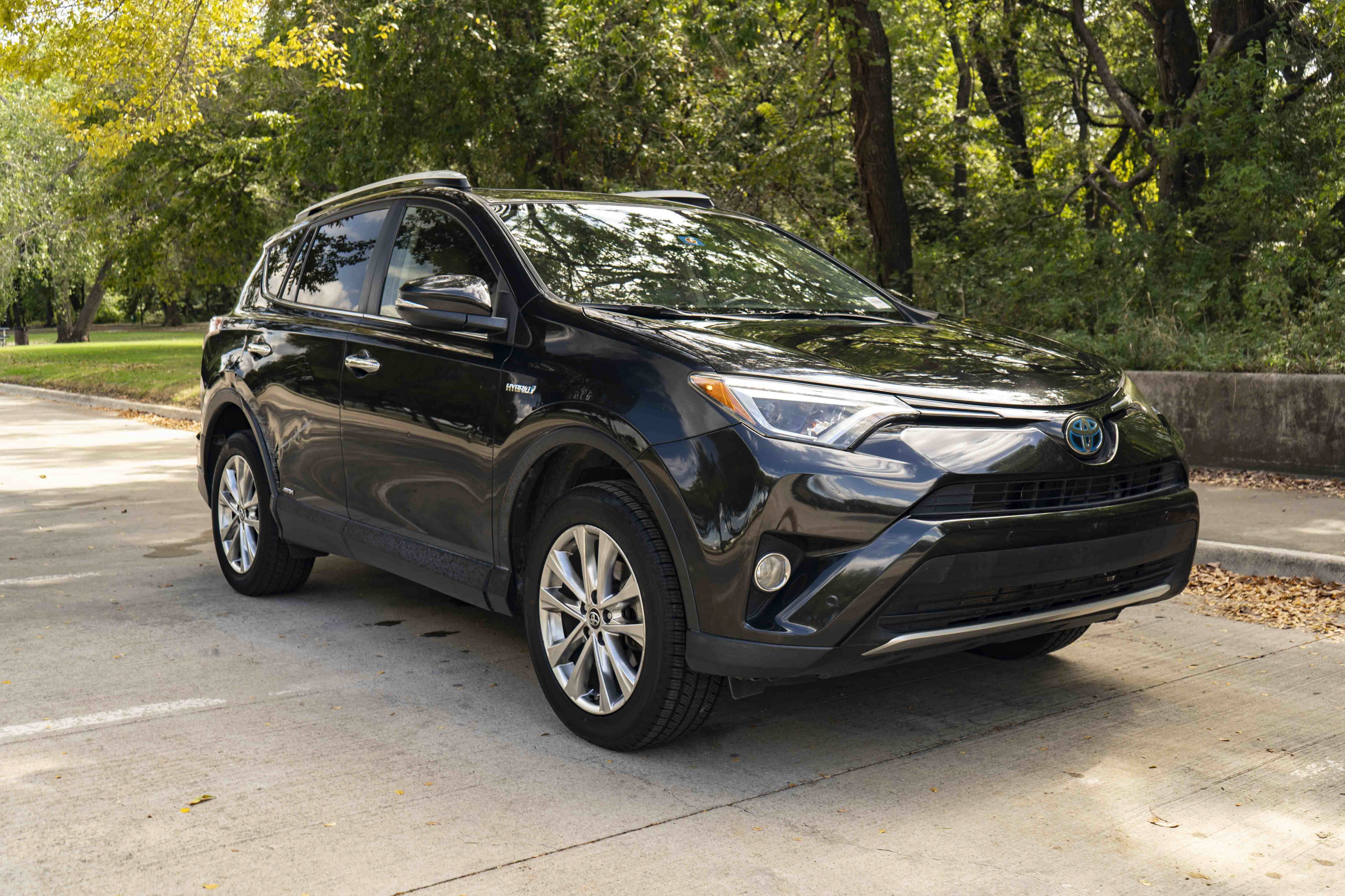 Used 2016 Toyota RAV4 Limited AWD/4WD image 2