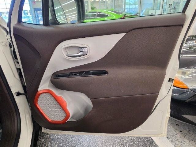 Used 2016 Jeep Renegade Latitude FWD image 32