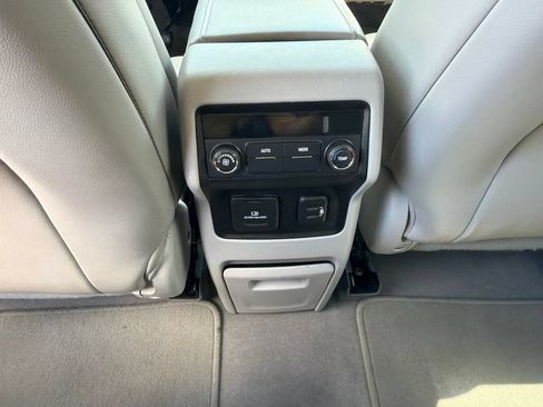 Used 2019 GMC Acadia SLT FWD image 18