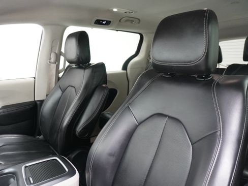 Used 2023 Chrysler Pacifica Touring-L FWD image 11