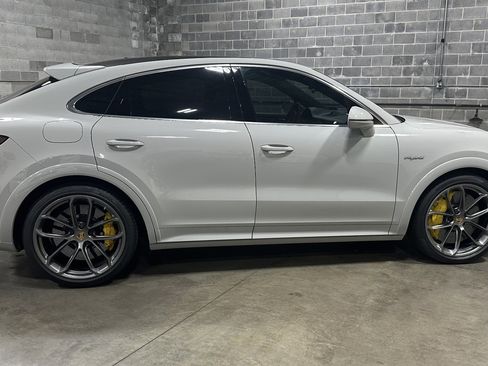 Used 2021 Porsche Cayenne Turbo S image 3