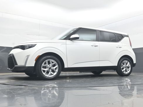 Used 2024 Kia Soul LX w/ Option Group 015 FWD image 21