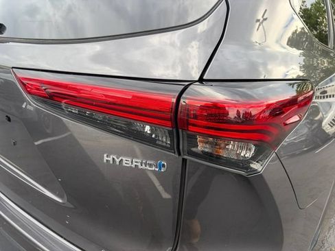 Used 2023 Toyota Highlander XLE AWD/4WD image 9