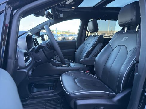 Used 2025 Chrysler Pacifica Limited FWD image 10