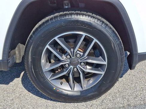 Used 2020 Jeep Grand Cherokee Laredo w/ Laredo X Package image 8