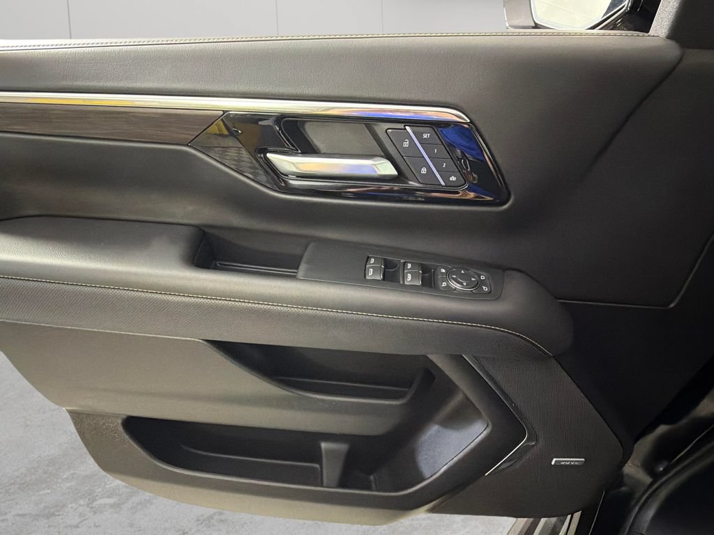 Used 2026 Chevrolet Suburban Premier AWD/4WD image 26