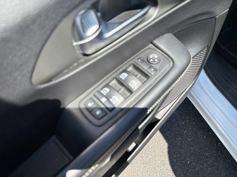 Used 2025 Chrysler Pacifica Select FWD image 12