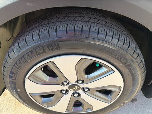 Used 2019 Kia Niro LX image 7