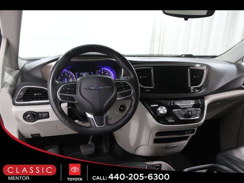 Used 2018 Chrysler Pacifica Touring-L w/ Premium Audio Group FWD image 6