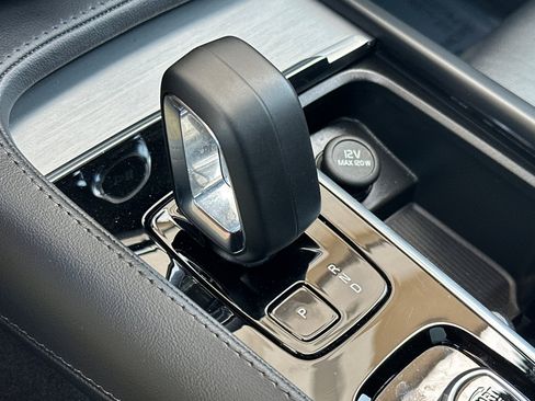 Certified 2025 Volvo XC90 B5 Core AWD/4WD image 25