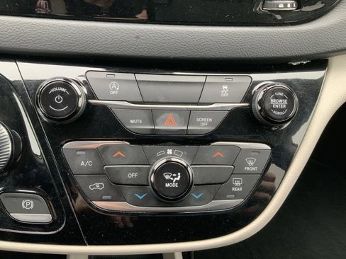 Used 2023 Chrysler Voyager LX image 46