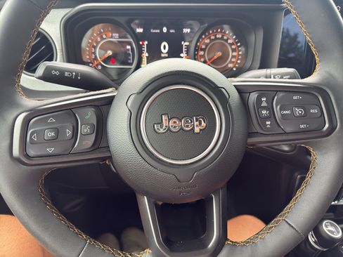 Used 2024 Jeep Gladiator Sport AWD/4WD image 14