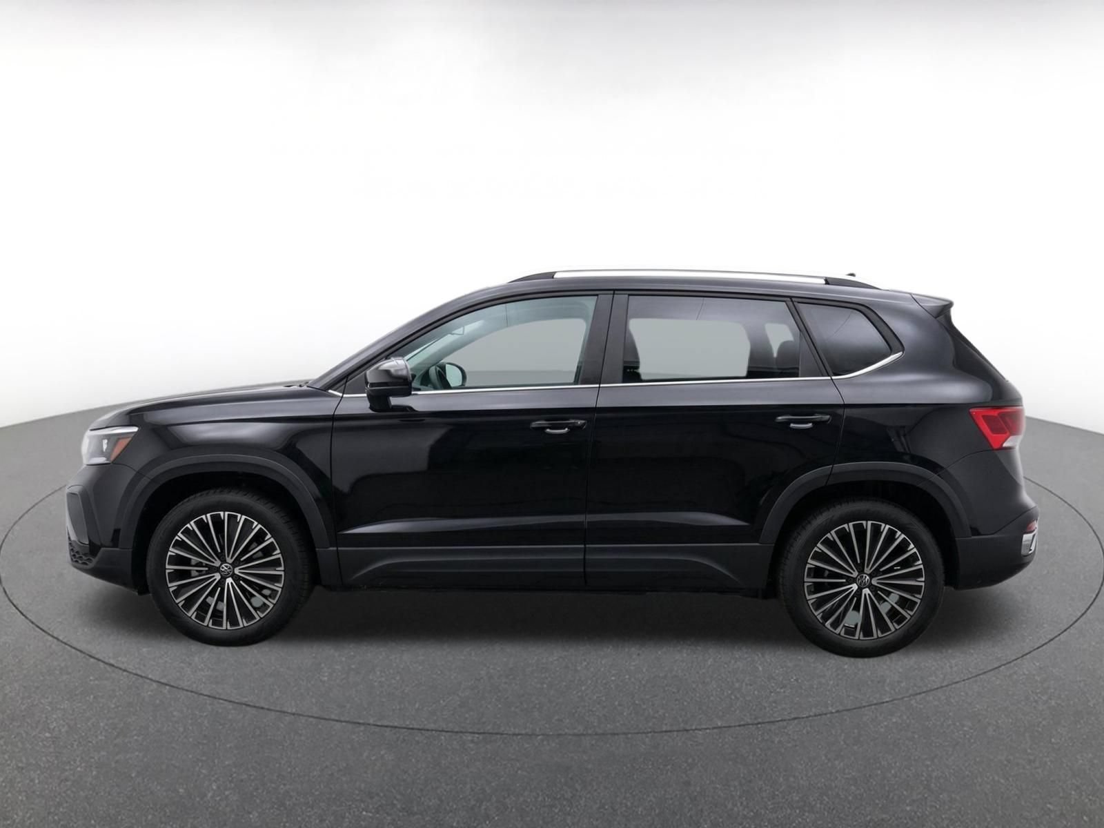 Used 2026 Volkswagen Taos SE FWD image 4