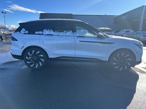 Used 2024 Lincoln Nautilus Reserve w/ Equipment Group 202A image 8