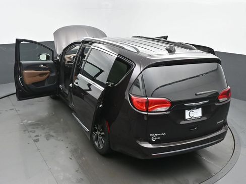 Used 2018 Chrysler Pacifica Limited image 64