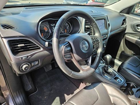 Used 2019 Jeep Cherokee Latitude Plus AWD/4WD image 17