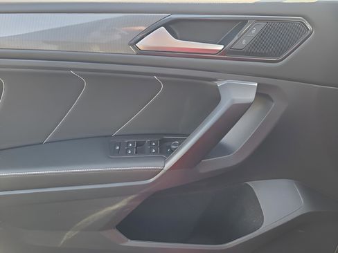 Used 2023 Volkswagen Tiguan SE image 25