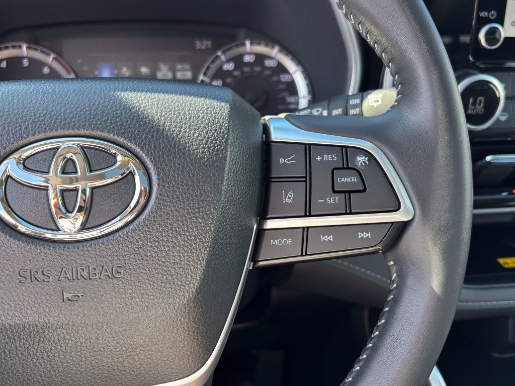Used 2025 Toyota Highlander XLE AWD/4WD image 30