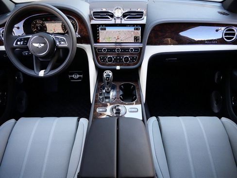 Used 2025 Bentley Bentayga Extended Wheelbase image 4