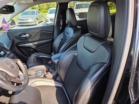 Used 2020 Jeep Cherokee Latitude Plus w/ Comfort/Convenience Group AWD/4WD image 2