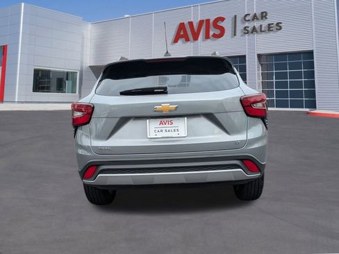 Used 2025 Chevrolet Trax LT w/ LT Convenience Package image 7