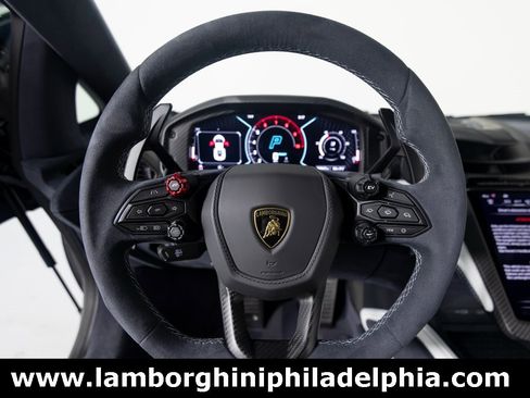 Used 2025 Lamborghini Revuelto image 15