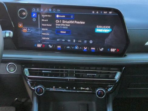 Used 2024 Chevrolet Traverse LT w/ Midnight/Sport Edition FWD image 17