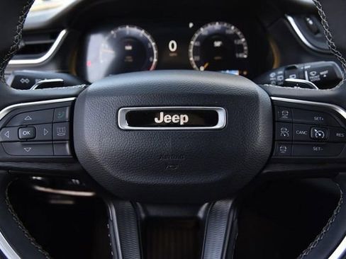 Used 2024 Jeep Grand Cherokee Laredo AWD/4WD image 18