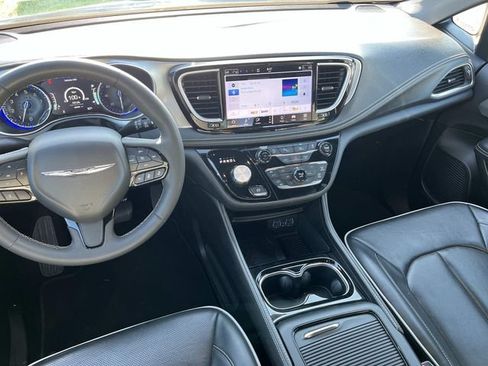 Used 2025 Chrysler Pacifica Limited FWD image 13
