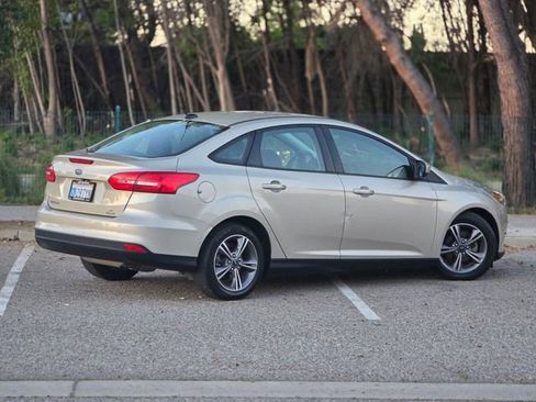 Used 2018 Ford Focus SE w/ SE Appearance Package image 5