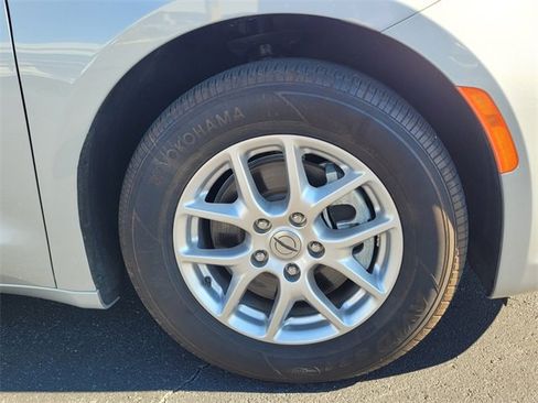 Certified 2024 Chrysler Pacifica Touring-L image 9