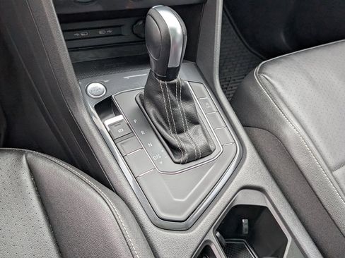 Used 2021 Volkswagen Tiguan SE w/ Panoramic Sunroof Package FWD image 17
