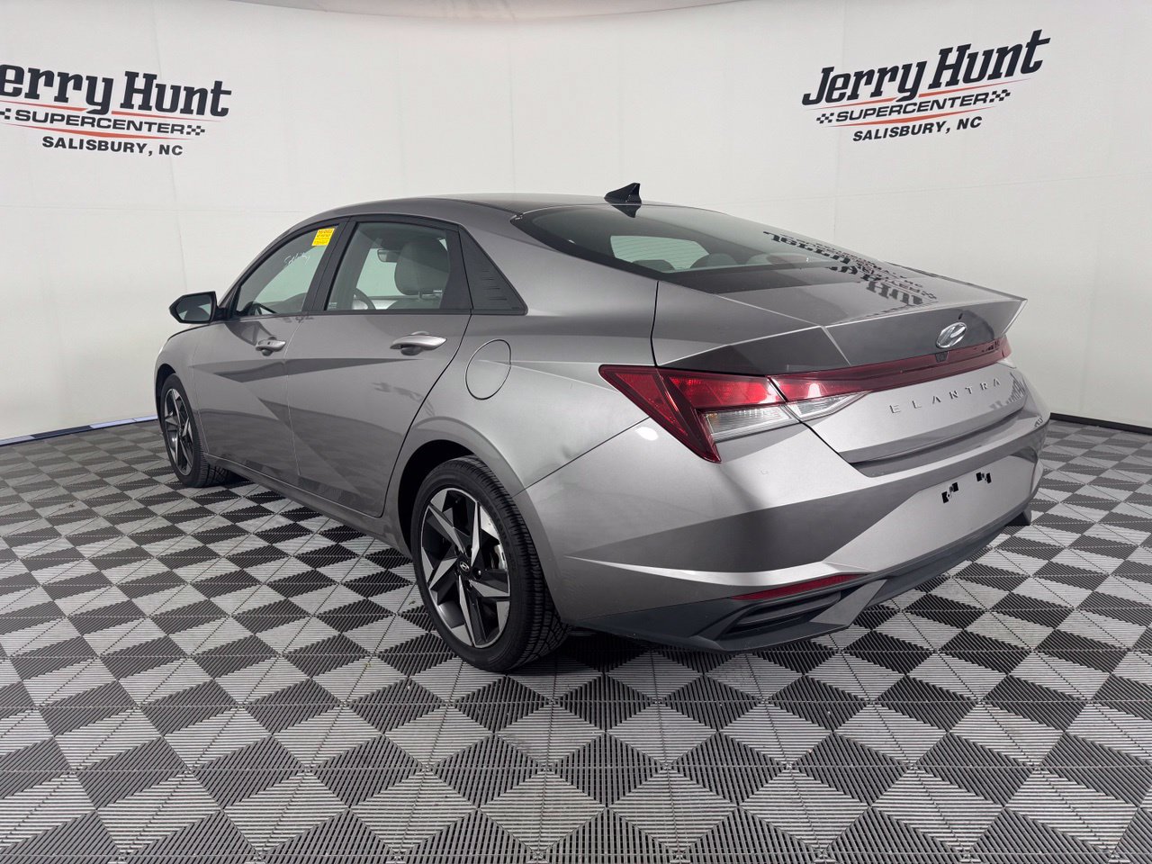 Used 2023 Hyundai Elantra SEL w/ Convenience Package FWD image 9
