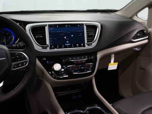 New 2023 Chrysler Pacifica Limited w/ Uconnect Theater Family Group image 22