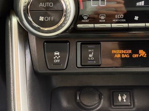 Used 2019 Toyota RAV4 XLE w/ Convenience Package AWD/4WD image 17