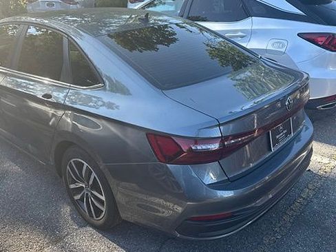 Used 2025 Volkswagen Jetta SE FWD image 4