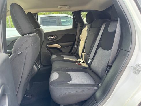 Used 2018 Jeep Cherokee Latitude w/ Altitude Package FWD image 20