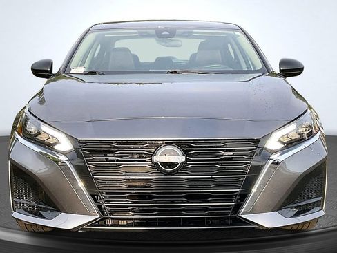Used 2025 Nissan Altima 2.5 SV FWD image 2