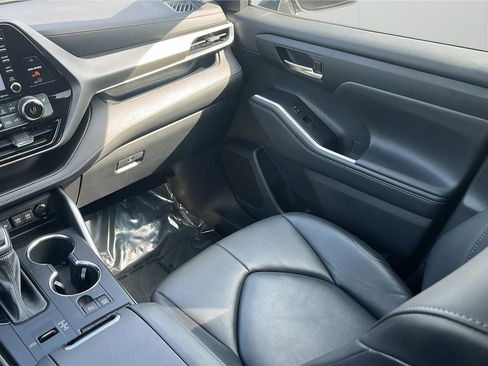 Used 2021 Toyota Highlander XLE image 18