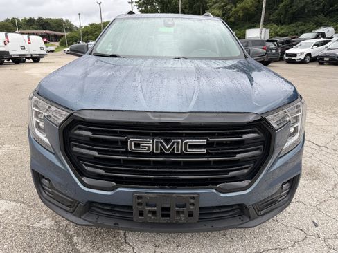 Used 2024 GMC Terrain SLT w/ Elevation Edition FWD image 2